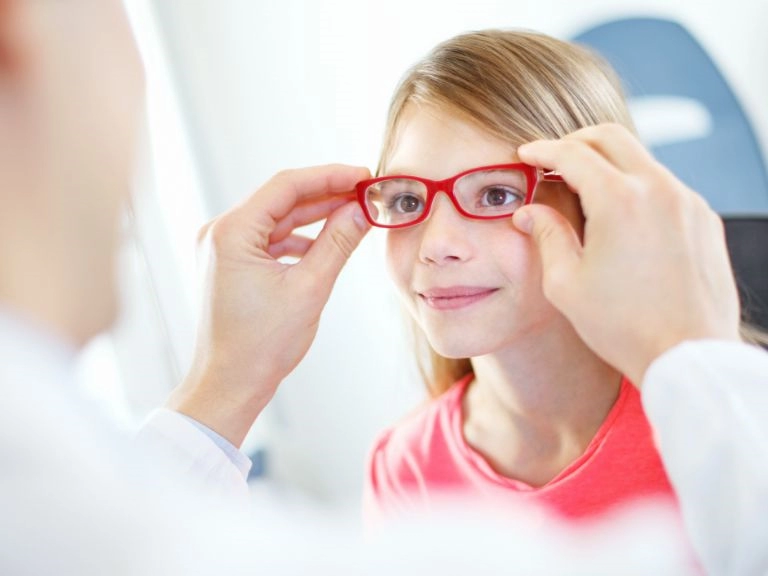 dziecko mierzące okulary